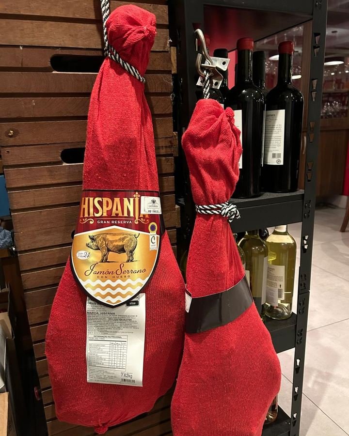 Jamón Serrano Hispania Gran Reserva inteiro, pendurado na loja